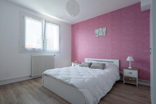 - une chambre avec un grand lit et un mur rose dans l'établissement Des vacances en bord de mer pour 10 personnes, à Château-dʼOlonne