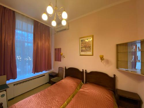 モスクワにあるEast-Westのベッドルーム(ベッド1台、窓付)