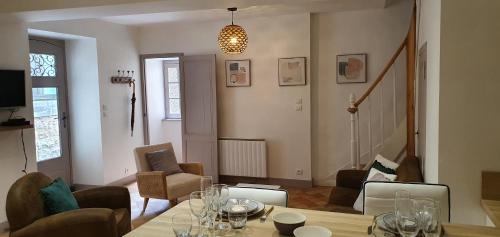 un salon avec une table et des chaises dans l'établissement Centre ville historique 3 pieces duplex, à Bergerac