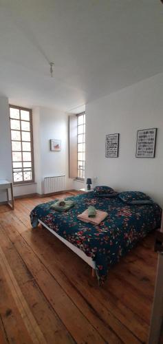 - une chambre avec un lit et une table dans l'établissement Centre ville historique 3 pieces duplex, à Bergerac