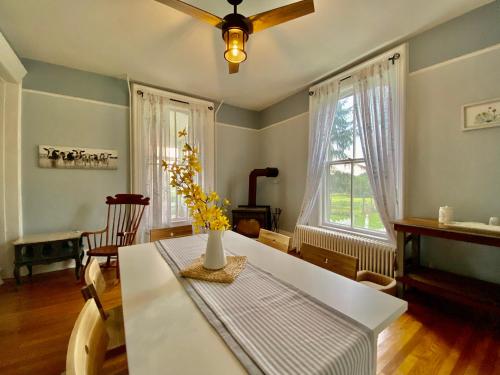 Postel nebo postele na pokoji v ubytování Bloom Farm Guesthouse