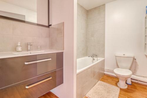 a bathroom with a toilet and a sink and a bath tub at Belle Sayette - À 200m des pistes - pour 8 personnes in Val Louron
