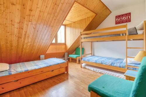 Uma ou mais camas em beliche em um quarto em Appartement pour 8 personnes au pied des montagnes