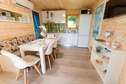 Galeriebild der Unterkunft Glamping Krone Kolpa Heaven in Adlešiči