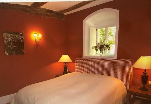 1 dormitorio con cama blanca y ventana en Schlosshotel Götzenburg, en Jagsthausen