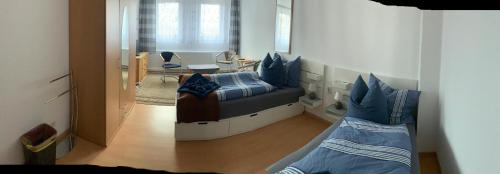 un soggiorno con 2 letti e uno specchio di Monteurs Zimmer Noack a Börßum