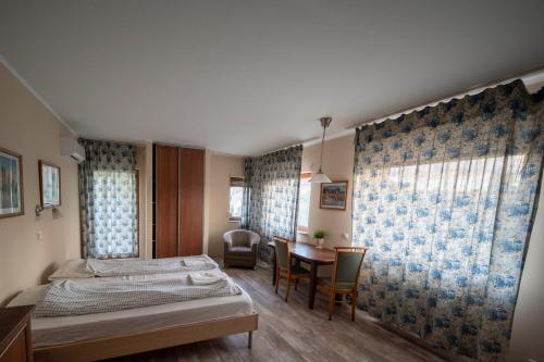 ブダペストにあるCarolina Apartmanのベッドルーム(ベッド1台、テーブル付)