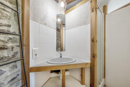 a bathroom with a sink and a mirror at Nuit insolite sur la presqu'île de Rhuys in Sarzeau