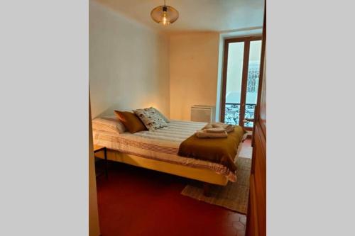 une chambre avec un lit et une fenêtre dans l'établissement SUPERBE Appart à 2 min du vieux port, à Marseille