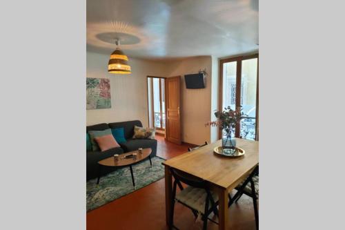 un salon avec une table et un canapé dans l'établissement SUPERBE Appart à 2 min du vieux port, à Marseille