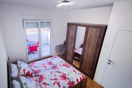 una camera da letto con un letto e una stanza con un tavolo di Apartman Vuković a Trebinje