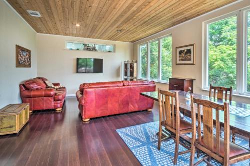 TV a/nebo společenská místnost v ubytování Pet-Friendly Austin Home with Deck, Yard, and Views!