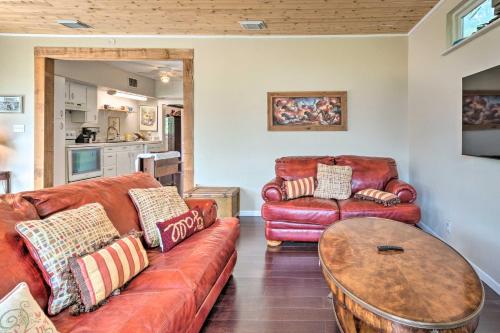Posezení v ubytování Pet-Friendly Austin Home with Deck, Yard, and Views!