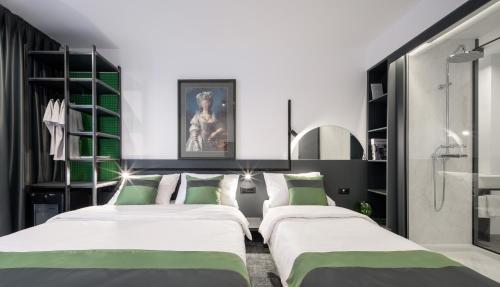 Ein Bett oder Betten in einem Zimmer der Unterkunft Joy 5 Hotel & SPA