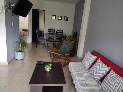 a living room with a couch and a table at Casa de vacaciones in Veracruz