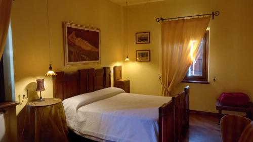 ヴィテルボにあるLe Pozze Terme B&Bのベッドルーム(大型ベッド1台、窓付)