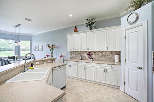 une cuisine avec des armoires blanches et un évier dans l'établissement Golf Course Views and Resort Amenities Naples Oasis, à Naples