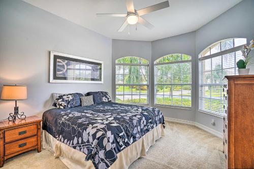 une chambre avec un lit et un ventilateur de plafond dans l'établissement Golf Course Views and Resort Amenities Naples Oasis, à Naples