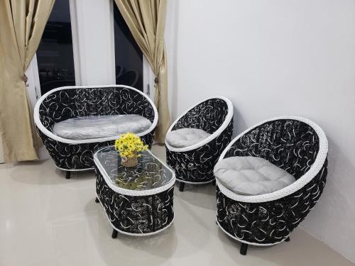 4 sillas y una mesa en una habitación en Brand new vacation house- Private gated community en Banda Aceh