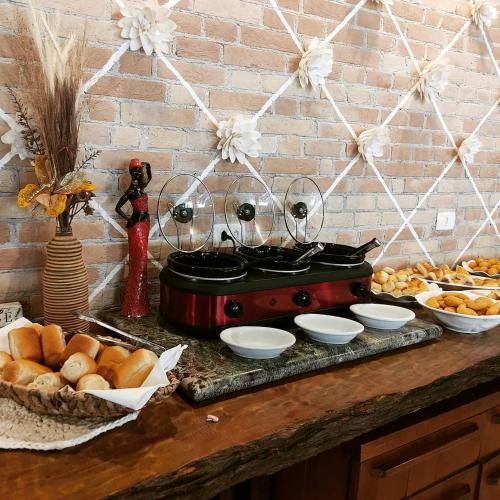 una mesa con pan y tazones de comida. en Partner Itapoa by Marina, en Itapoa