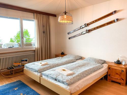 貝特默阿爾卑的住宿－Studio Apartment Alpine Lodge (36m2) - Bettmeralp - Ski in/out - South facing, overlooking the Alps，一间卧室设有一张床和一个窗口