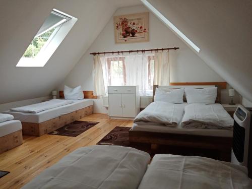 Postel nebo postele na pokoji v ubytování Šumavská rekreační chalupa