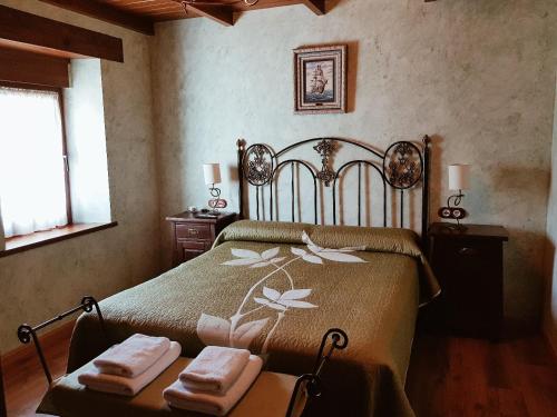เตียงในห้องที่ Casa Rural El Puente