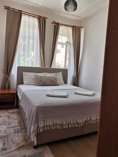 a bedroom with a bed and a window at güneş pansiyon in Bozcaada