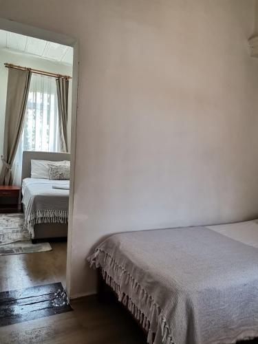 a bedroom with a bed and a window at güneş pansiyon in Bozcaada