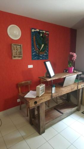 a desk with a laptop on it in a room at Auberge des lacs in Massignac