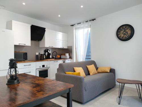 un salon avec un canapé et une table dans l'établissement Beauregard, votre maison en Provence, à Orgon