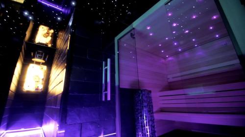 ブワディスワボボにあるDom Wczasowy Klif & Spaの紫色の照明が付いた部屋