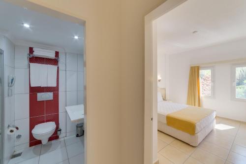ein Badezimmer mit Bett, Toilette und Waschbecken in der Unterkunft Natur Garden Hotel in Bitez