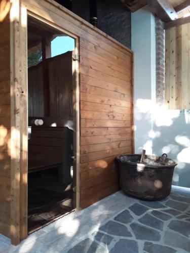 Mu & Mu في Borgoforte: حمام مع حوض استحمام وجدار خشبي
