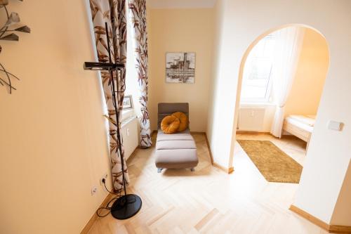 ein Wohnzimmer mit einem Sofa und einem Torbogen in der Unterkunft Apartment Lina in Klagenfurt am Wörthersee
