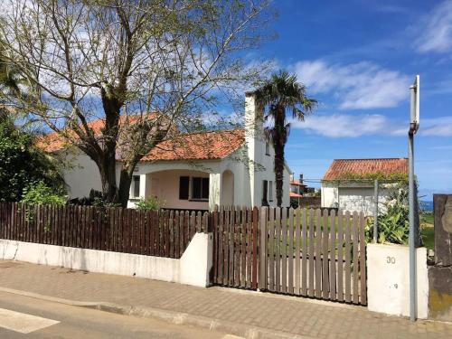 House with 2 bedrooms in Pico da Pedra with wonderful mountain view and enclosed garden 7 km from th