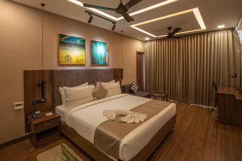 1 dormitorio con 1 cama grande en una habitación en Windstone Residency en Coimbatore