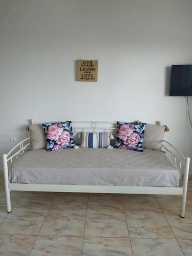 A seating area at GEOMAR HOUSE 2 SKY AND VIEW