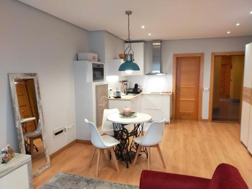 a kitchen and dining room with a table and chairs at Loft Oviedo in Oviedo