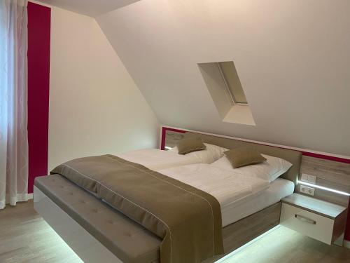 een slaapkamer met een groot bed in een kamer bij Ferienwohnung Olli Koch in Reken