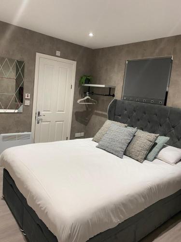 1 dormitorio con 1 cama grande y 2 almohadas en Ali's holiday apartments F2, en Blackpool