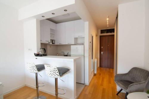 Η κουζίνα ή μικρή κουζίνα στο A Blok New Modern - Free garage parking, comfortable, quiet with a park view