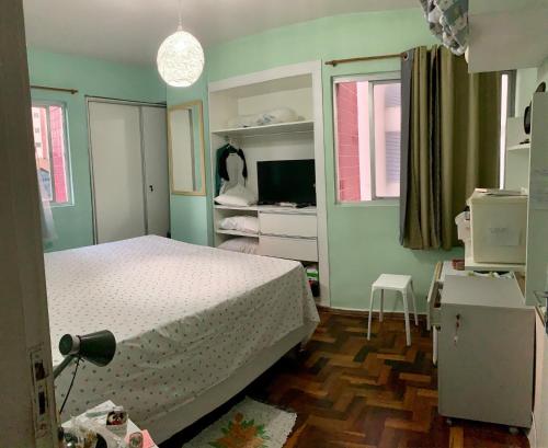 a bedroom with a bed in a room with green walls at Apartamento 3qts em Boa Viagem in Recife