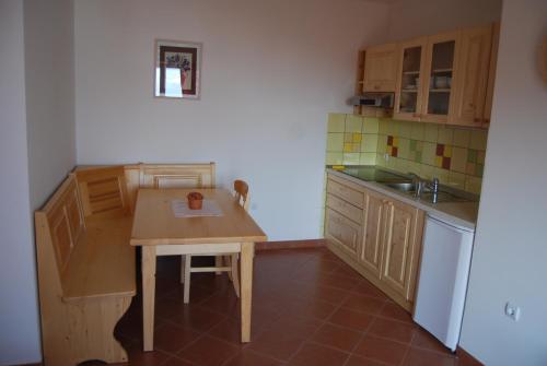 una pequeña cocina con mesa y fregadero en Apartments Organic tourist farm Jeglijenk, en Šentjanž pri Dravogradu