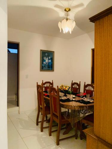 a dining room with a table and chairs at Casa Verde na Chapada Diamantina in Palmeiras