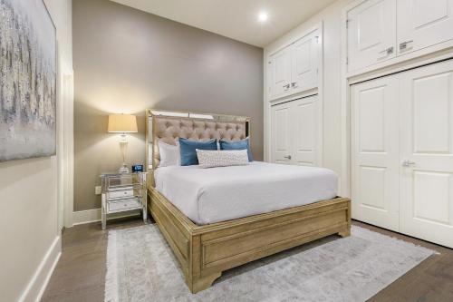 ein Schlafzimmer mit einem Bett mit blauen Kissen in der Unterkunft The Claudette in New Orleans