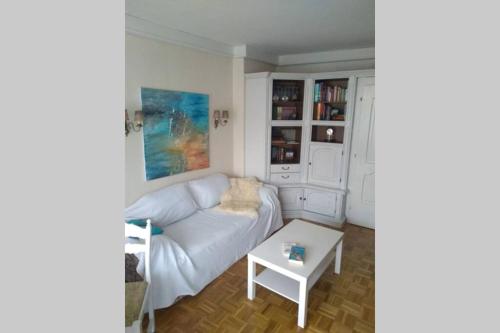 Evita Wörthersee في كرومبندورف آم فيرترسي: غرفة معيشة مع أريكة وطاولة