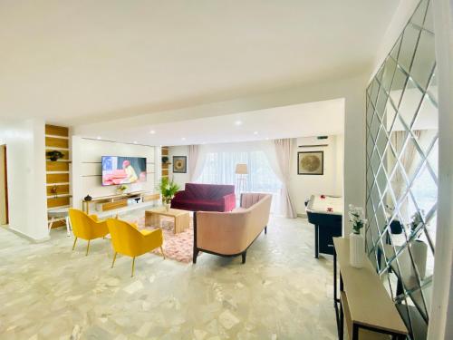 1677 Mayfair Apartment – Photos 2