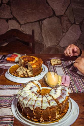 un tavolo con tre piatti di torte sopra di Pousada Santa Fé a Porto De Galinhas