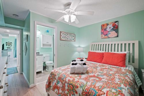 Katil atau katil-katil dalam bilik di Walk to Coligny Beach Park Family-Friendly Villa